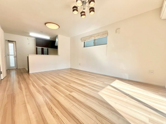 名東区香流三丁目戸建の居間・リビング|南向きの大きな開口部からたっぷりの陽光が差し込む広々LDK。隣接する和室と一体利用することで、さらに開放感のある空間としてお使いいただけます。