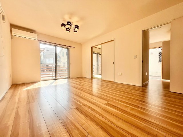 名東区香流三丁目戸建の居間・リビング|南向きの大きな開口部からたっぷりの陽光が差し込む広々LDK。隣接する和室と一体利用することで、さらに開放感のある空間としてお使いいただけます。