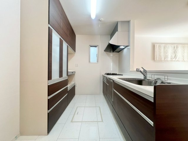 名東区香流三丁目戸建のキッチン|カップボード付きのキッチン！　収納力も高く、使いやすいキッチンです！