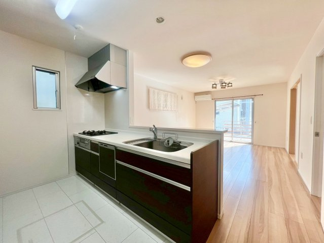 名東区香流三丁目戸建のキッチン|キッチンからリビングを見渡すことができます！