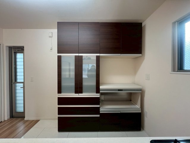 名東区香流三丁目戸建のその他|キッチン背面にはカップボードと、勝手口があります！　ゴミを室内にためずに衛生的にご利用いただけます！