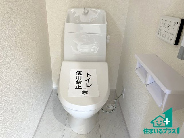 ★京都市伏見区深草願成町　第3期　新築一戸建てのトイレ|1・2階の2ヶ所にあるので、朝の忙しい時間の順番待ちもなく、深夜の利用にも大変便利です。