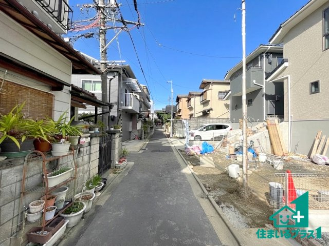 ★京都市伏見区深草願成町　第3期　新築一戸建ての前面道路含む現地写真|周辺は閑静な住宅街！前面道路広々で車の出し入れも便利です。駐車が苦手な方でも安心して車庫入れできます！