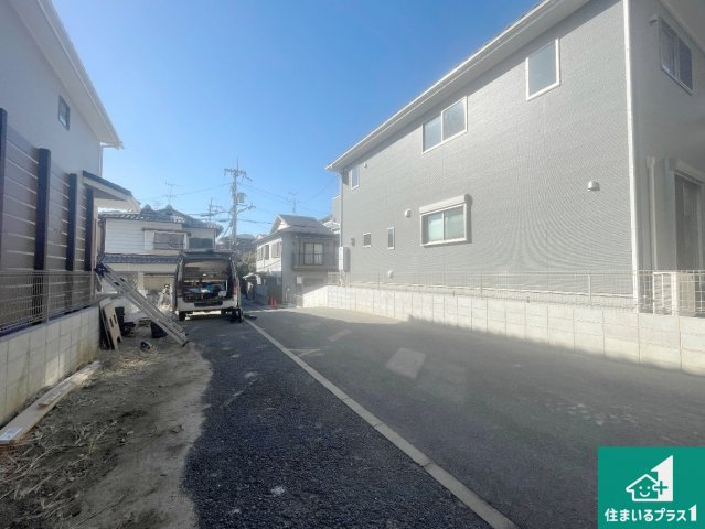 ★京都市伏見区深草願成町　第3期　新築一戸建ての前面道路含む現地写真|周辺は落ち着いた街並みの住宅地！子育てがしやすい住環境です！まだ未完成ですが、現地でしかわからない事もございます。是非一度ご覧ください。