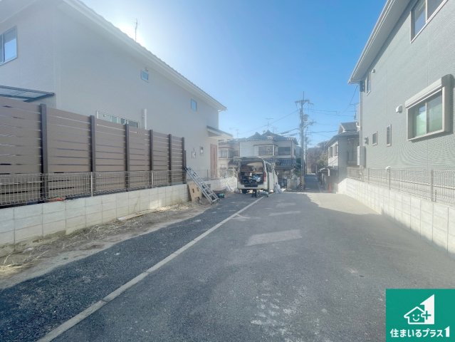 ★京都市伏見区深草願成町　第3期　新築一戸建ての前面道路含む現地写真|周辺は落ち着いた街並みの住宅地！子育てがしやすい住環境です！まだ未完成ですが、現地でしかわからない事もございます。是非一度ご覧ください。