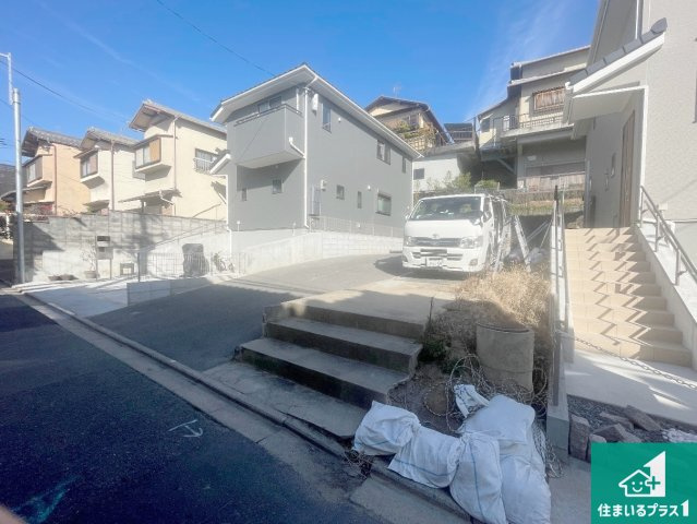 京都市伏見区深草願成町　第3期　新築一戸建ての外観|周辺は落ち着いた街並みの住宅地！子育てがしやすい住環境です！まだ未完成ですが、現地でしかわからない事もございます。是非一度ご覧ください。