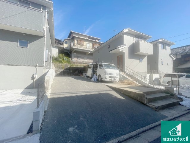 京都市伏見区深草願成町　第3期　新築一戸建ての外観|周辺は落ち着いた街並みの住宅地！子育てがしやすい住環境です！まだ未完成ですが、現地でしかわからない事もございます。是非一度ご覧ください。