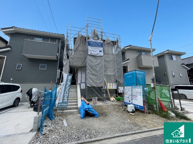 京都市伏見区深草願成町　第3期　新築一戸建ての外観|周辺は落ち着いた街並みの住宅地！子育てがしやすい住環境です！まだ未完成ですが、現地でしかわからない事もございます。是非一度ご覧ください。