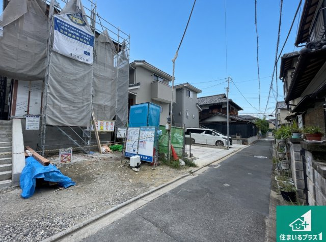 京都市伏見区深草願成町　第3期　新築一戸建ての前面道路含む現地写真|周辺は落ち着いた街並みの住宅地！子育てがしやすい住環境です！まだ未完成ですが、現地でしかわからない事もございます。是非一度ご覧ください。