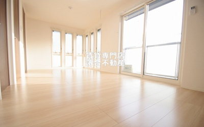 【居間・リビング】 | ヴィクトワール | 窓が沢山ありとても明るいお部屋♪