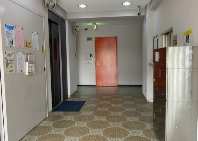 【エントランス】 | シャンボール相模原 | マンションのエントランスには、もともと風よけや防犯の役割がありますが、マンションによって宅配ボックスなどの設備が備わっている所もあります。日々の生活をイメージしながら生活しやすさをチェックしましょう。