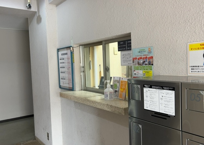 【受付】 | シャンボール相模原 | 受付はマンションコンシェルジュがいる場合もあれば、管理人が滞在する小部屋を総称して呼ぶことがあります。主にエントランスに設置されていることから、防犯面でも期待ができます。防犯設備がない場合はより安心！