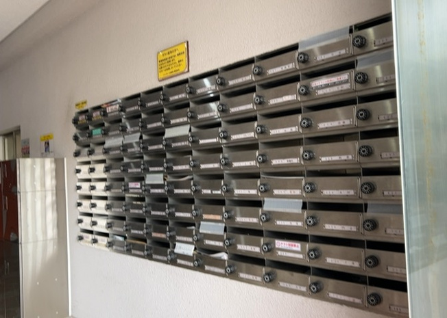 【設備】 | シャンボール相模原 | エントランス付近に設置されている集合ポストは、住んでいる部屋と離れているため、ポストをあさるなど誰かに何かされていても被害に気づきにくいです。入居する時には他人に特定されにくい番号で鍵をかけましょう！