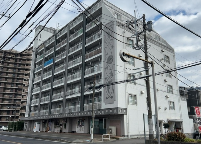 【外観】 | シャンボール相模原 | 道幅が広い場所は日当たりや風通が良好です。幅が広いのですれ違いも可能ですし大きな車でも駐車可能！一方で、大型車が通ることも多くなるため交通量の増加により騒音に繋がります。また土地の値段が高くなります。