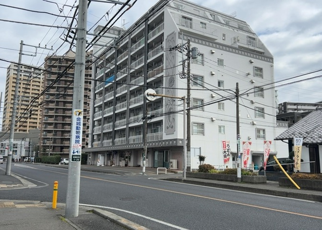 【外観】 | シャンボール相模原 | 外観はマンション管理がされているかの目安になります。築年数が古いと、壁面は劣化してひび割れが生じることも！建物が古びていても細かいところが修繕されていると、きちんと管理されているなぁと感じるでしょう。