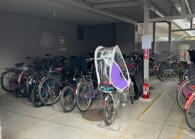 【駐車場】 | シャンボール相模原 | 車一台あたりに必要なスペースは、標準サイズの普通自動車で横幅2m50cm、長さ5mは必要になります。ただし、乗降のことも考慮して横幅3m30cm、長さ5m50cmほどは確保できるところを選びましょう。