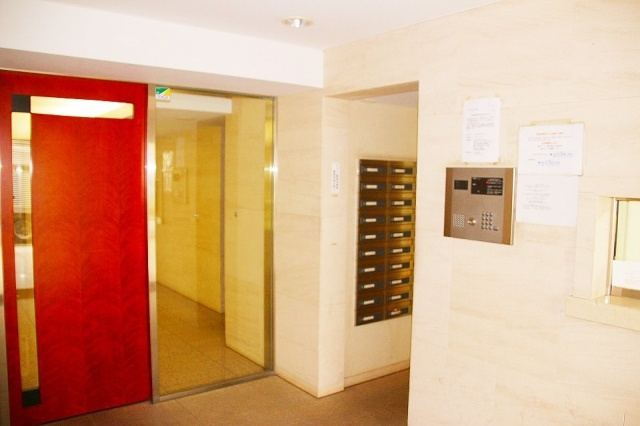 グレース早稲田のエントランス|夜でも明るいエントランスです☆