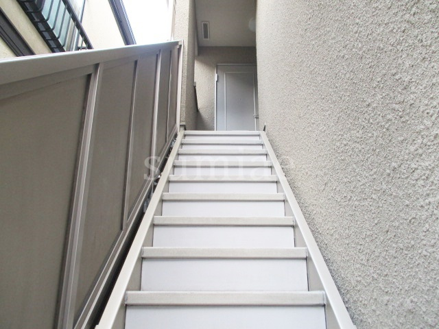 サニーハウスのロビー|お部屋につながる階段です☆