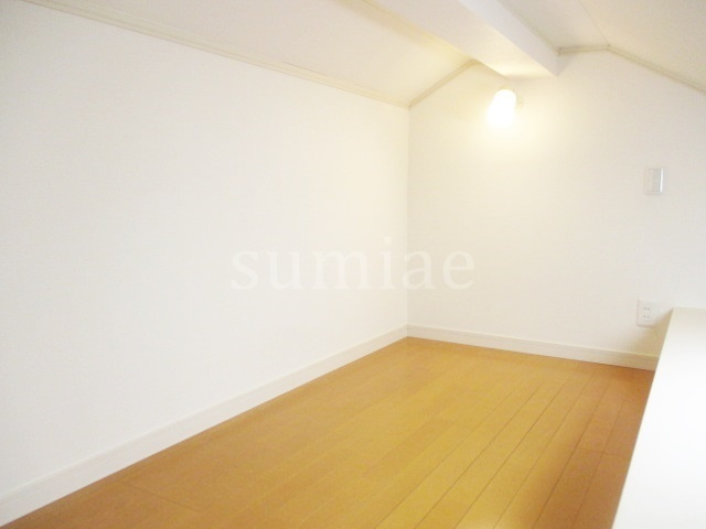 サニーハウスの居間・リビング|広めのロフトです☆