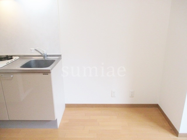 サニーハウスのキッチン|キッチン横に冷蔵庫スペースがあります☆