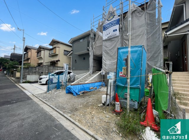 京都市伏見区深草願成町　第3期　新築一戸建ての前面道路含む現地写真|周辺は落ち着いた街並みの住宅地！子育てがしやすい住環境です！まだ未完成ですが、現地でしかわからない事もございます。是非一度ご覧ください。