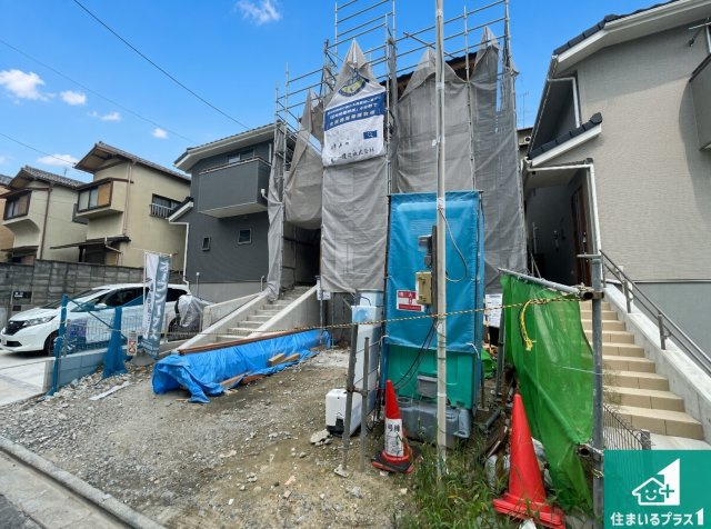 京都市伏見区深草願成町　第3期　新築一戸建ての外観|周辺は落ち着いた街並みの住宅地！子育てがしやすい住環境です！まだ未完成ですが、現地でしかわからない事もございます。是非一度ご覧ください。