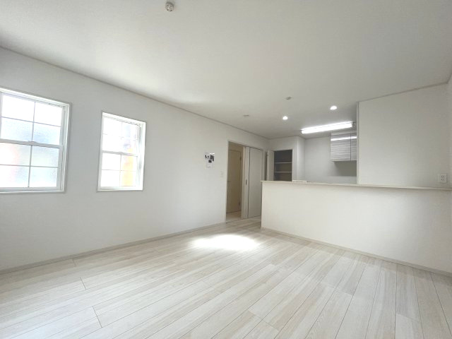 狭山市狭山　戸建ての居間・リビング|LDKは白を基調とした明るい空間です。
