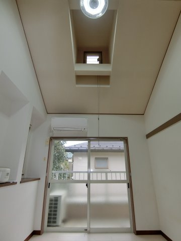 【洋室】 | サンアマノ小平 | 天井高い居室です。