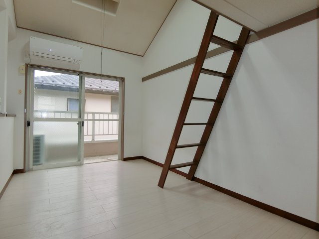 【居間・リビング】 | サンアマノ小平 | 南向きの明るい居室スペース。 