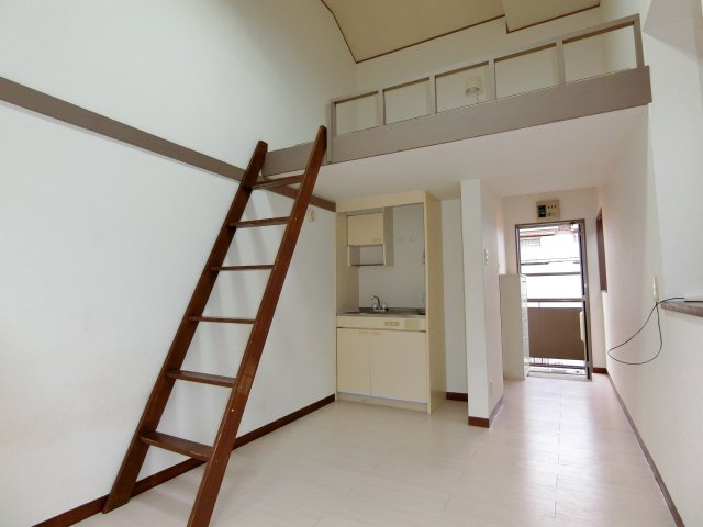 【居間・リビング】 | サンアマノ小平 | フローリングの綺麗な洋室。