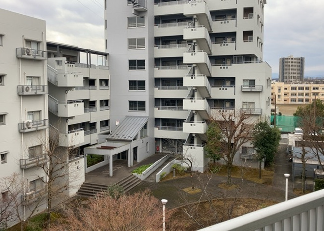 【展望】 | 蓮生寺公園通り三番街三号棟 | 眺望の良さを楽しめるダイニングキッチンで家族団らんの時間を過ごしてはいかがでしょうか。バルコニーから見える景色を家族で眺める時間は、時間が経つのを忘れてしまいそうですね。是非、現地を見に行きましょう！