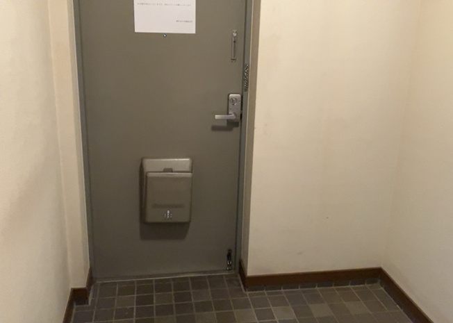 【玄関】 | 蓮生寺公園通り三番街三号棟 | 玄関は家の顔でもあり、家族以外の目にも止まる場所です。玄関は外との間を仕切る扉、靴などをしまっておく収納スペース、靴脱ぎのたたきスペース、来客とのやり取りをするドアホンなど複数のアイテムからなります。