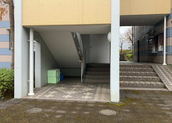 【エントランス】 | 蓮生寺公園通り三番街三号棟 | マンションのエントランスには、もともと風よけや防犯の役割がありますが、マンションによって宅配ボックスなどの設備が備わっている所もあります。日々の生活をイメージしながら生活しやすさをチェックしましょう。
