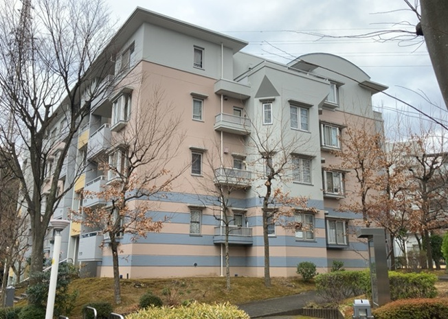 【現況写真】 | 蓮生寺公園通り三番街三号棟 | 外観はマンション管理がされているかの目安になります。築年数が古いと、壁面は劣化してひび割れが生じることも！建物が古びていても細かいところが修繕されていると、きちんと管理されているなぁと感じるでしょう。