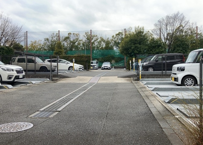 【駐車場】 | 蓮生寺公園通り三番街三号棟 | 車一台あたりに必要なスペースは、標準サイズの普通自動車で横幅2m50cm、長さ5mは必要になります。ただし、乗降のことも考慮して横幅3m30cm、長さ5m50cmほどは確保できるところを選びましょう。