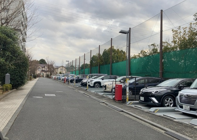 【駐車場】 | 蓮生寺公園通り三番街三号棟 | 駐車場と明記されていても、最小スペースでつくられた駐車場だと大型車は駐車できなかったり、出入りしにくくなったりする可能性があります。お車のサイズと購入したい物件の駐車場のサイズを現地で確認しましょう。