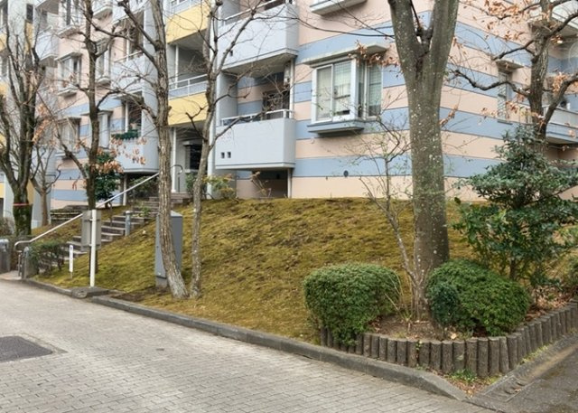 【庭】 | 蓮生寺公園通り三番街三号棟 | 物件によっては、入居者が個人的に使用できる専用庭がついているものもあります。また、住宅の中にある土間の部分を庭と呼ぶこともあります。庭の用途は住む人によって変わり、それによってデザインもさまざまです。