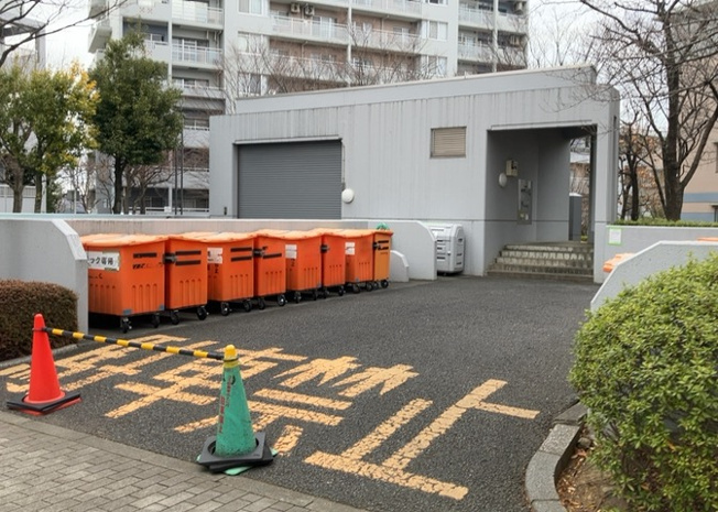 【設備】 | 蓮生寺公園通り三番街三号棟 | 共有部分は、住民なら誰もが使える設備のこと。例えば駐車場やエレベーター、インターネット設備、セキュリティ設備などがあります。他にも、マンションの廊下・外部階段やエントランス・ゴミ置き場などがあります。