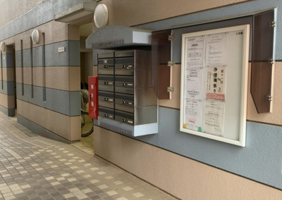 【設備】 | 蓮生寺公園通り三番街三号棟 | エントランス付近に設置されている集合ポストは、住んでいる部屋と離れているため、ポストをあさるなど誰かに何かされていても被害に気づきにくいです。入居する時には他人に特定されにくい番号で鍵をかけましょう！
