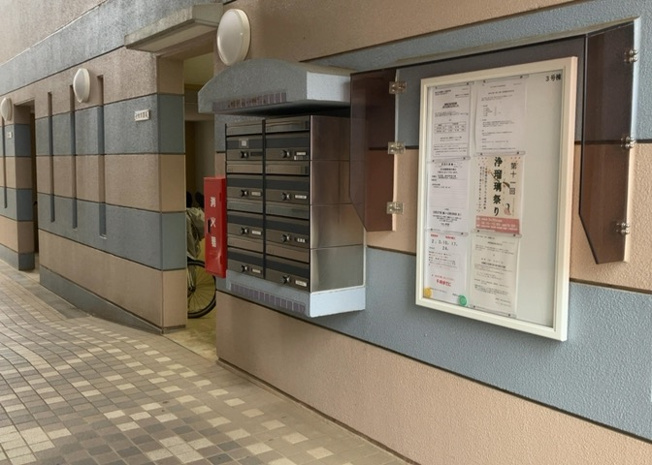 【設備】 | 蓮生寺公園通り三番街三号棟 | エントランス付近に設置されている集合ポストは、住んでいる部屋と離れているため、ポストをあさるなど誰かに何かされていても被害に気づきにくいです。入居する時には他人に特定されにくい番号で鍵をかけましょう！