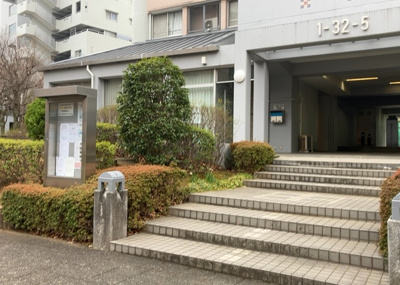 【受付】 | 蓮生寺公園通り三番街三号棟 | 受付はマンションコンシェルジュがいる場合もあれば、管理人が滞在する小部屋を総称して呼ぶことがあります。主にエントランスに設置されていることから、防犯面でも期待ができます。防犯設備がない場合はより安心！