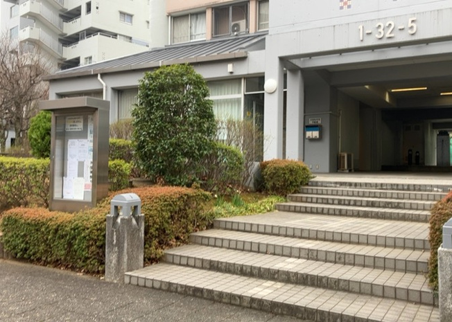 【受付】 | 蓮生寺公園通り三番街三号棟 | 受付はマンションコンシェルジュがいる場合もあれば、管理人が滞在する小部屋を総称して呼ぶことがあります。主にエントランスに設置されていることから、防犯面でも期待ができます。防犯設備がない場合はより安心！