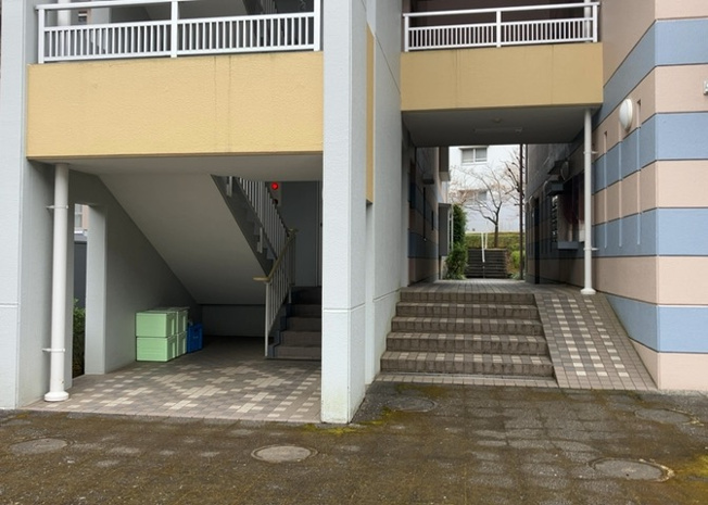 【ロビー】 | 蓮生寺公園通り三番街三号棟 | ラウンジは、マンションの共用スペースに椅子やテーブルなどを配置した利用者が寛げる空間です。屋内型ラウンジと屋外型ラウンジがあります。共用部分の管理状況と合わせて、詳細については現地でご確認ください。