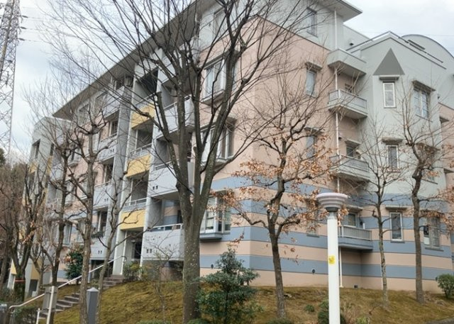 【構造・工法・仕様】 | 蓮生寺公園通り三番街三号棟 | ＲＣ造、Reinforced Concreteは直訳すると補強されたコンクリートです。主に柱や梁・床・壁が鉄筋とコンクリートで構成おり、鉄筋を組んだ型枠にコンクリートを流し込んで固めたものを指します。