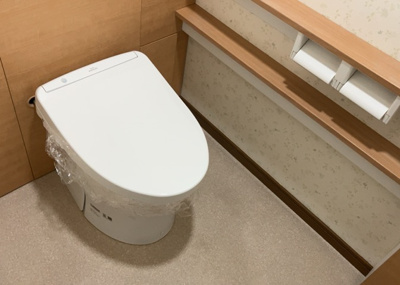 【トイレ】 | 蓮生寺公園通り三番街三号棟 | トイレは大きさや形、機能、抗菌性などが異なる多種多彩なタイプが各メーカーから出ています。それぞれに良さがあるため、事前にどういったタイプのトイレがいいのかをご家庭内で決めて、内見に行くといいでしょう。