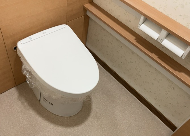 【トイレ】 | 蓮生寺公園通り三番街三号棟 | トイレは大きさや形、機能、抗菌性などが異なる多種多彩なタイプが各メーカーから出ています。それぞれに良さがあるため、事前にどういったタイプのトイレがいいのかをご家庭内で決めて、内見に行くといいでしょう。