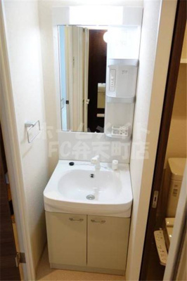 【洗面所】 | ラグゼドーム前II | 明るい洗面所です