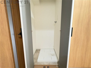 洗濯物の仕分け作業がしやすく、整理整頓が容易になります。洗濯音や湿気を他の部屋に持ち込まず、生活環境を快適に保ちます。上部を活用すれば収納スペースを確保でき洗剤や洗濯用品の整理もしやすくなります。