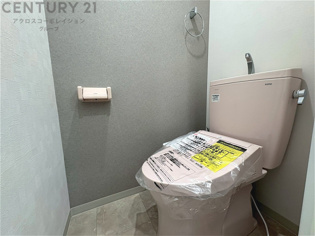 温水洗浄便座付トイレは温水洗浄機能により、暖かい水でおしりを洗浄することができ、冷たい水を使う従来の便座に比べ、温水洗浄機能で暖かいトイレを提供し、快適な使用を可能にします。