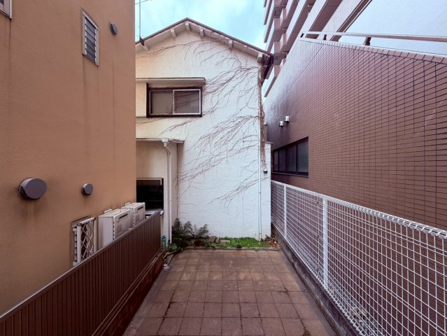 【外観】 | 北区滝野川６丁目　建築条件付き売地 | 【古屋あり南東側】都心へもアクセス良好の建築条件付き売地